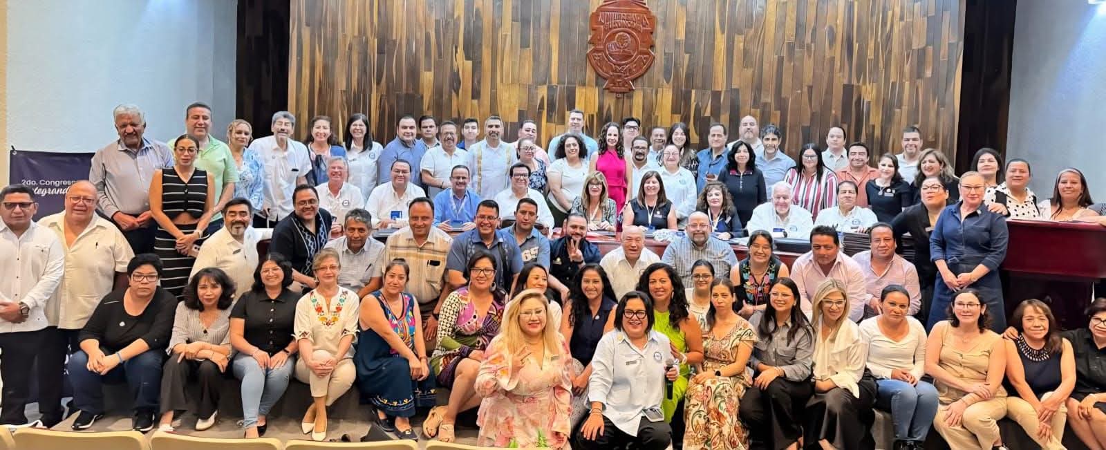 Fotografía profesional adjunta de participación colegiada